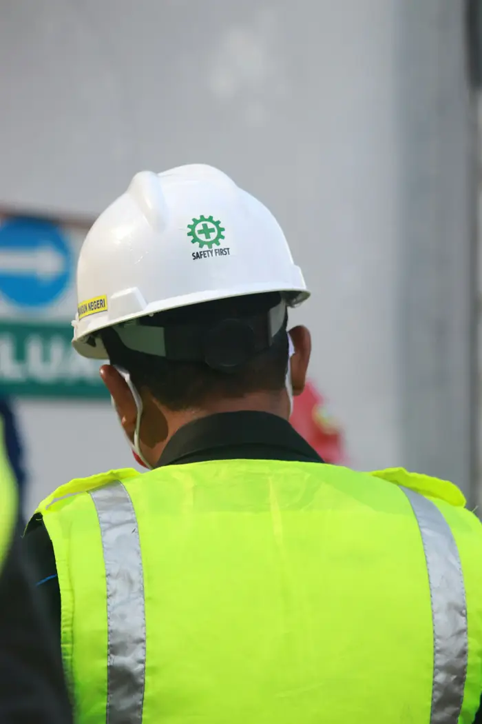 Trabajador con casco y chaleco reflectivo